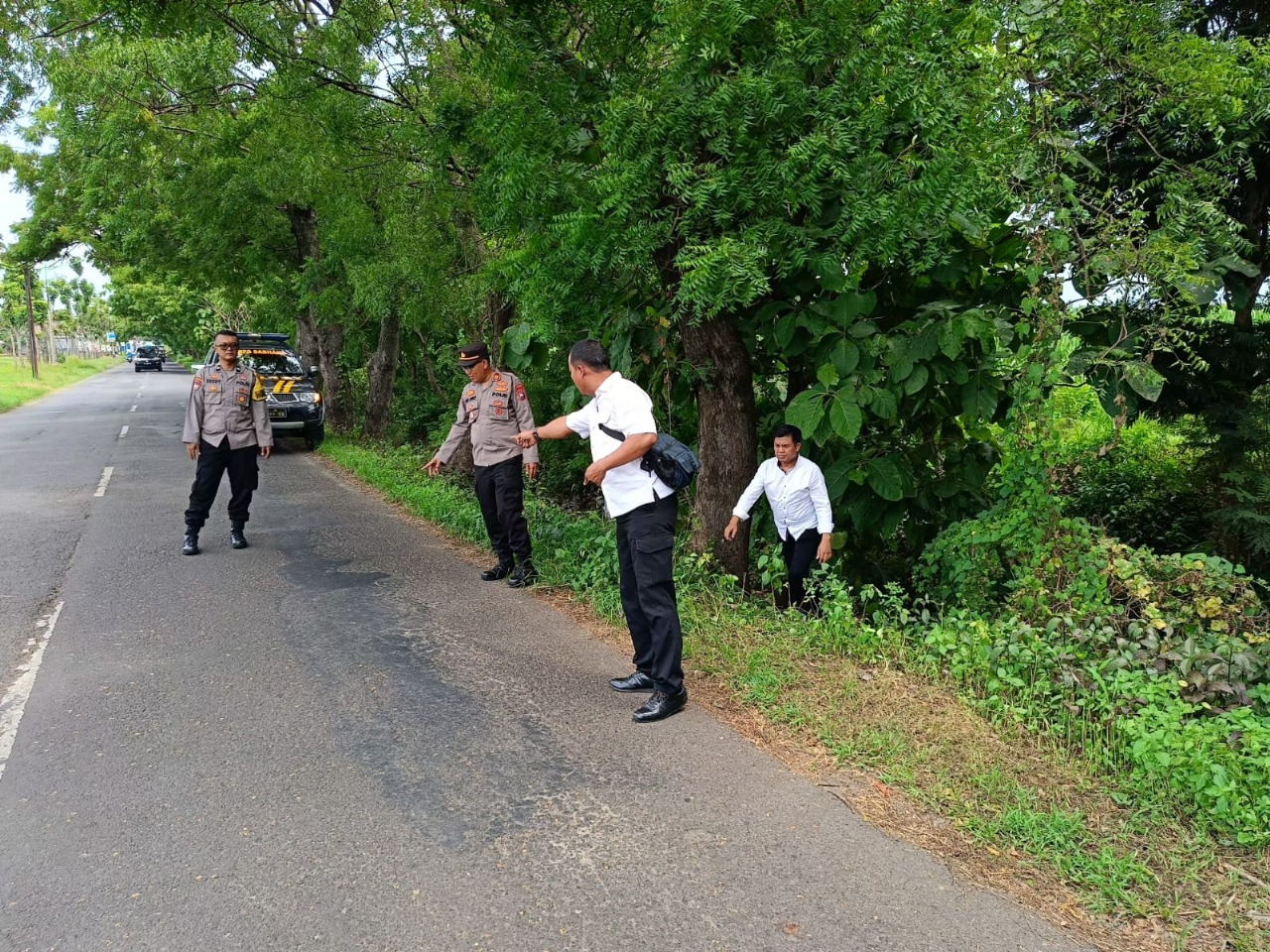 LOKASI KEJADIAN: Petugas Polsek Karangrejo melakukan oleh TKP dugaan pembegalan di tepi jalan Desa Pelem, Karangrejo, Magetan, Senin&nbsp;tanggal 6 Januari 2025.&nbsp;