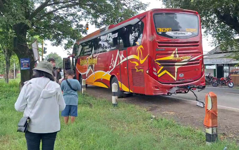 BERUNTUN: Lokasi kejadian kecelakaan beruntun di Jalan Raya Ngawi - Maospati, masuk Desa Kedungglagah, Geneng, yang melibatkan bus Sugeng Rahayu dan sejumlah kendaraan lain.