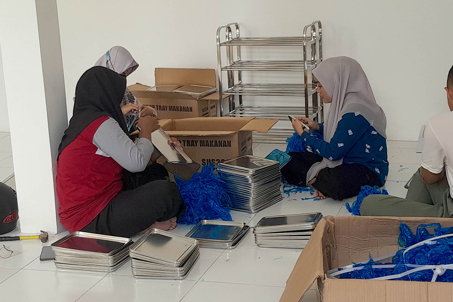 PERSIAPAN: Sejumlah petugas menyiapkan peralatan penunjang program makan bergizi gratis di dapur umum Desa Ngawi Purba, Ngawi, beberapa waktu lalu.