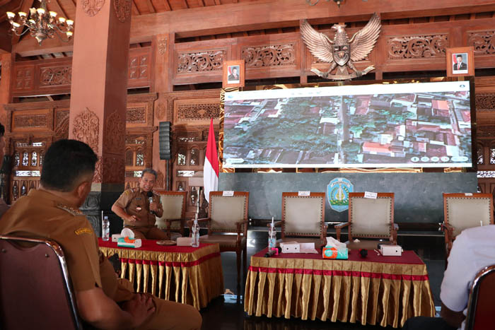 URAI MASALAH : Pemkab Ponorogo menggelar rapat terkait penanganan banjir di kawasan sekitar IAIN Ponorogo.