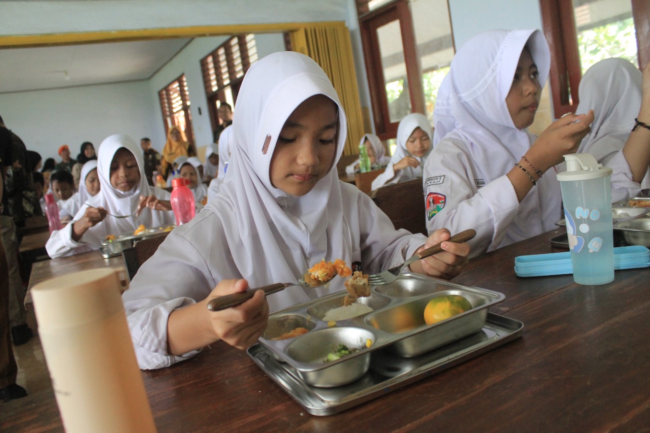 SANTAP BERSAMA: Pelajar salah satu SD di Magetan menikmati menu Makan Bergizi Gratis, Selasa Januari 2025.