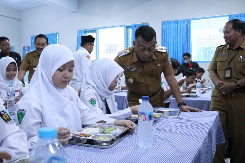 BERTAHAP: Program makan bergizi gratis (MBG) gratis dimulai di Ponorogo. Ribuan pelajar jadi sasaran pertama saat launching program hari Senin 6 Januari 2025.