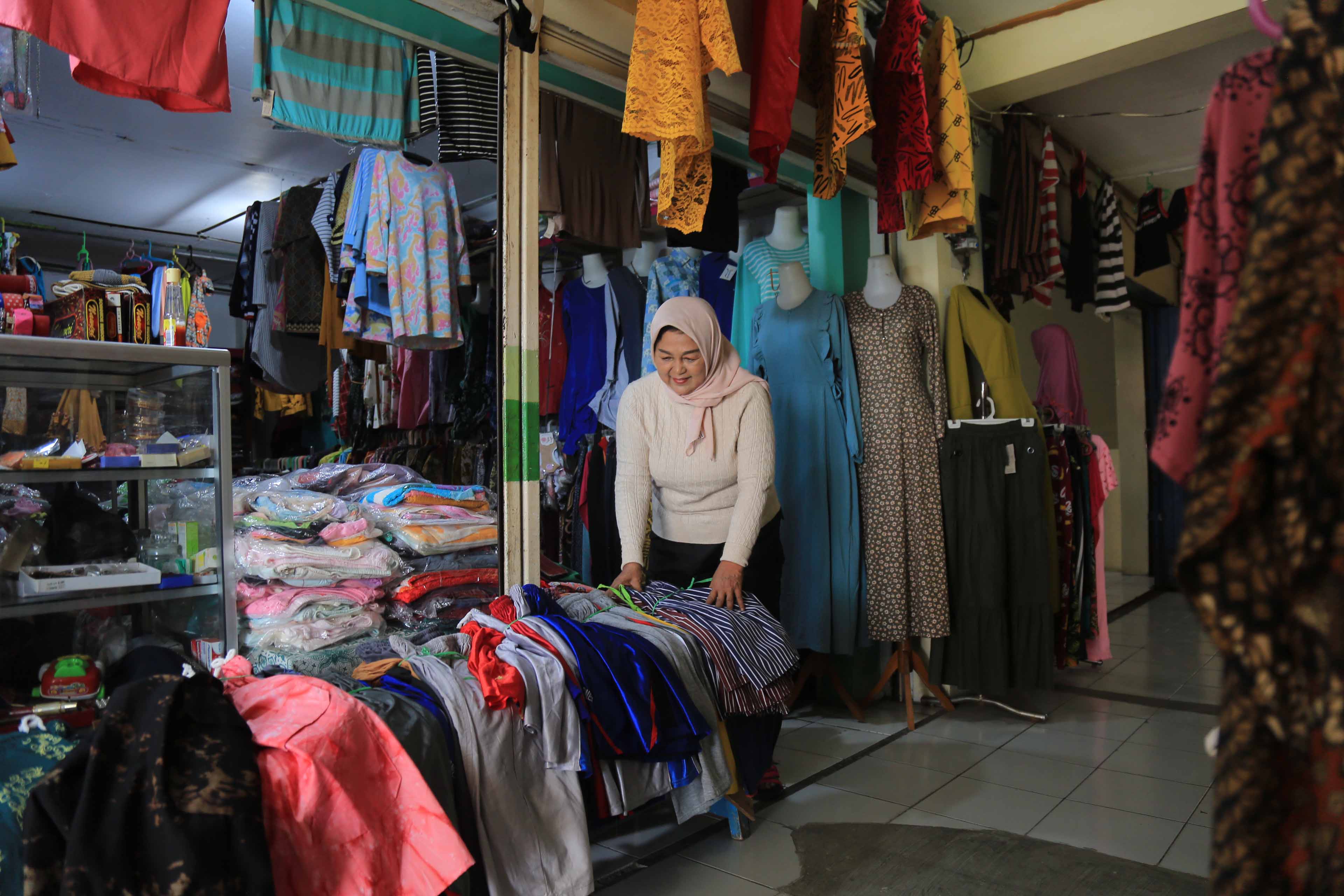 SEPI: Pedagang konveksi di Pasar Besar Madiun (PBM) menanti pembeli setiap hari.