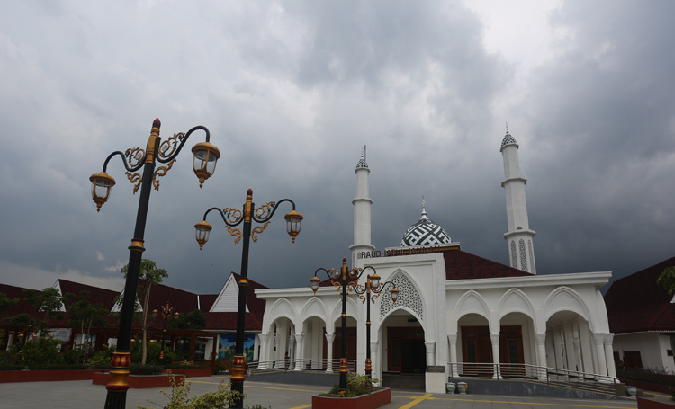 Langit Kota Madiun dihiasi mendung tebal kemarin.