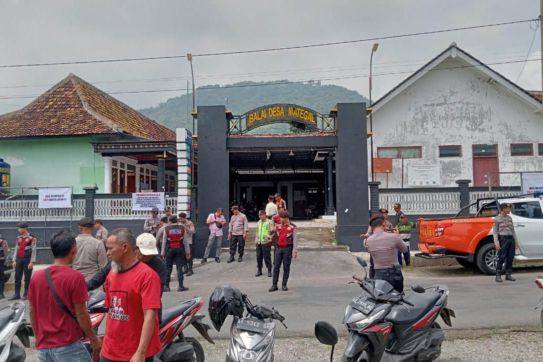 DEMO: Puluhan warga Desa Mategal, Kecamatan Parang,Magetan mendesak mundur Sugiono dari jabatan kades, Kamis 9 Januaari 2025.