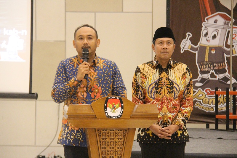 PENETAPAN: Ony Anwar Harsono dan Dwi Rianto Jatmiko memberikan sambutan dalam rapat pleno penetapan bupati dan wabup Ngawi terpilih Pilkada 2024.