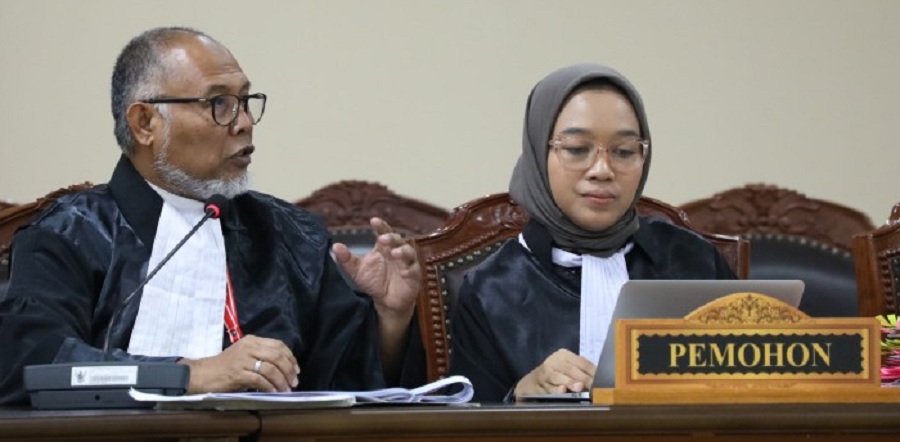 Kuasa Hukum paslon 01 Ipong Muchlissoni - Luhur Kusumo Daru (pemohon) Bambang Widjojanto memberi keterangan dalam sidang Perkara Perselisihan Hasil Pemilihan Umum Bupati (PHPU Bup) Ponorogo, Rabu (8/1