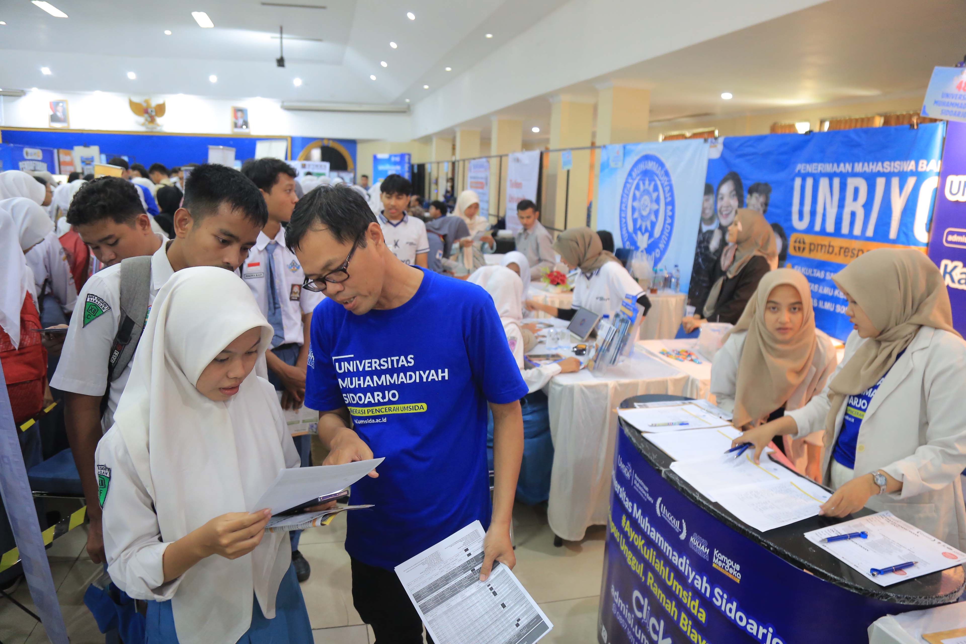 GALI INFORMASI KULIAH: Sejumlah siswa hadir dalam pameran pendidikan di aula Wisma Haji Kota Madiun kemarin.