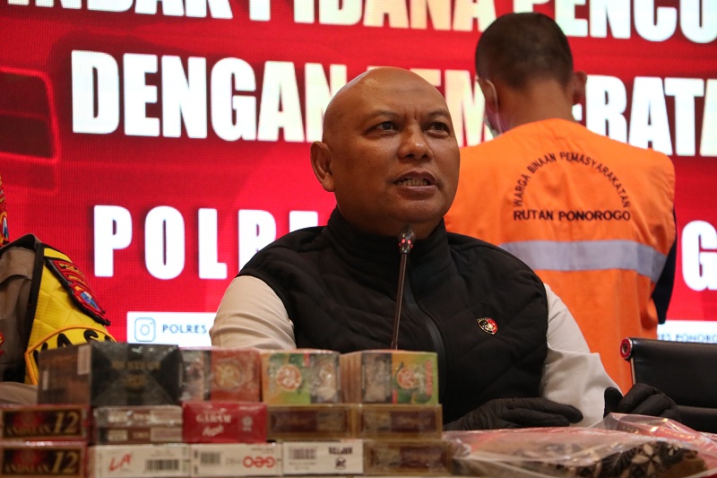 TERTANGKAP: Polres Ponorogo mengamankan barang bukti hasil kejahatan maling bertopeng kresek merah  pada bulan Maret 2024 lalu.