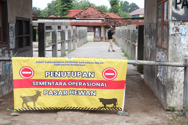 EKONOMI LUMPUH:&nbsp;Disperdakum Ponorogo menindaklanjuti instruksi Bupati Sugiri Sancoko dan rekomendasi Dispertahankan terkait penutupan sementara Pasar Hewan Jetis,&nbsp;Jumat 10 Januari 2025 lalu.