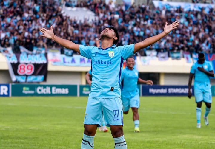 Persela lolos 8 besar dengan status juara grup C.
