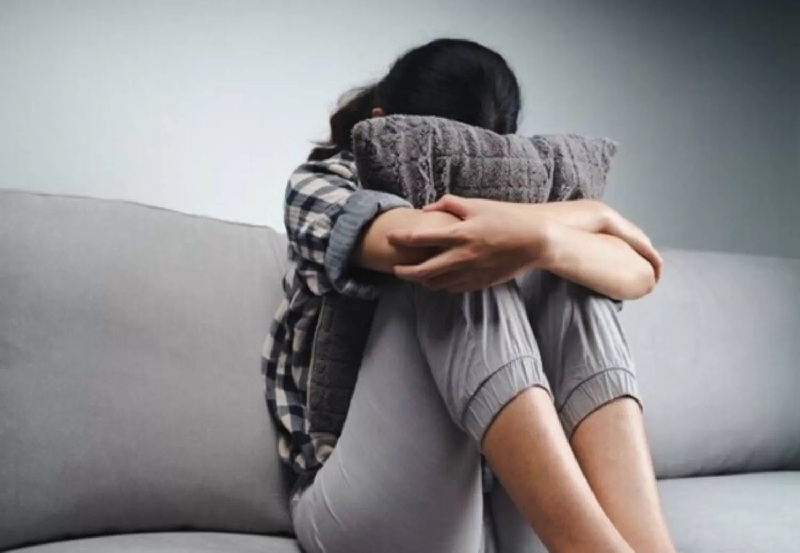 Ilustrasi Foto : Remaja yang tengah mengalami quarter life crisis.