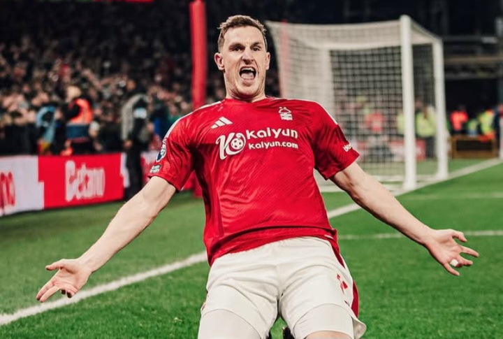 Selebrasi Chris Wood usai cetak gol ke gawang Liverpool tadi malam.