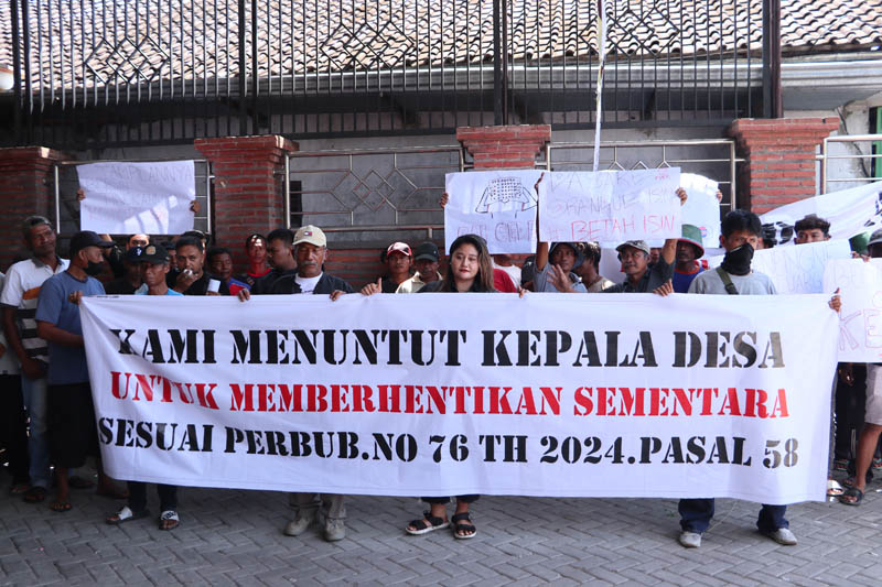 PROTES: Puluhan warga Dusun Kroyo, Desa/Kec. Badegan menggelar aksi demo di depan kantor desa setempat menuntut pencopotan kasun yang diduga melakukan pungli,&nbsp; Selasa 14 Januari 2025.&nbsp;