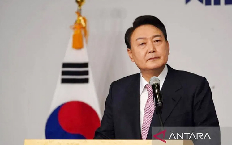 Yoon Suk Yeol.
