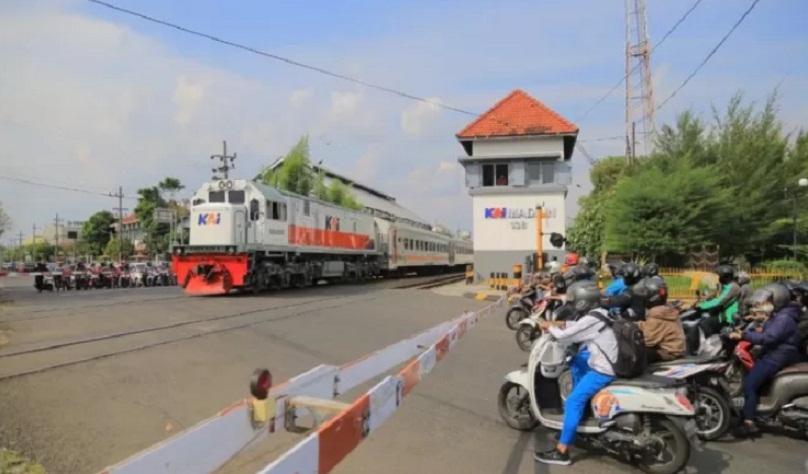 ILUSTRASI: Pintu perlintasan kereta api terdekat dari Stasiun KA Kota Madiun. (DOKUMEN/RADAR MADIUN)