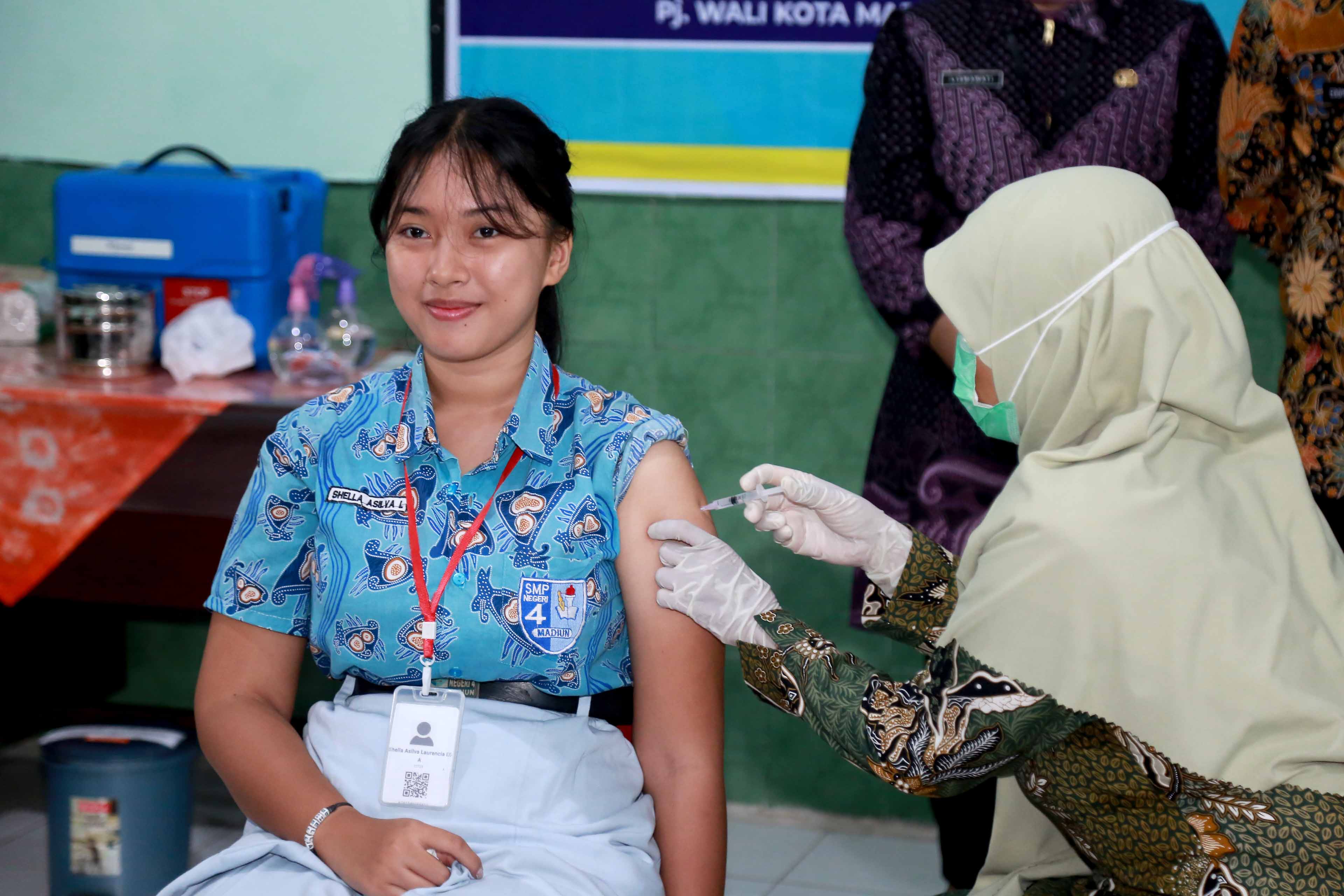 CEGAH KANKER SERVIKS: Pj Wali Kota Eddy Supriyanto meninjau pelaksanaan vaksinasi HPV di SMPN 4 kemarin (16/1).