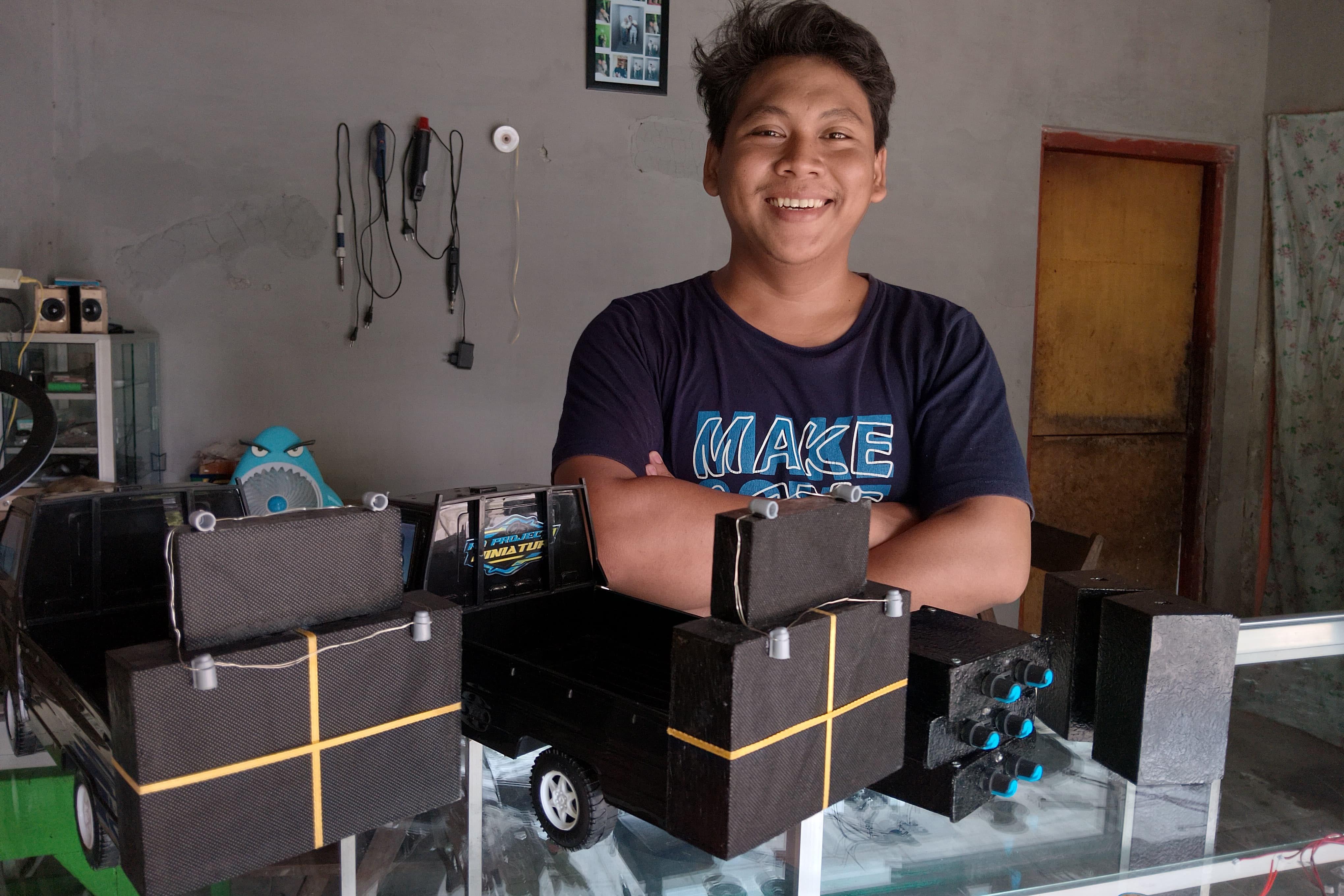 KREATIF: Rafli Eko Nurcahyo menunjukkan miniatur sound horeg buatannya.
