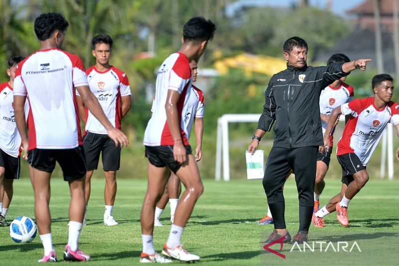 Pelatih Timnas Indonesia U-20 Indra Sjafri memimpin sesi latihan para pemain.