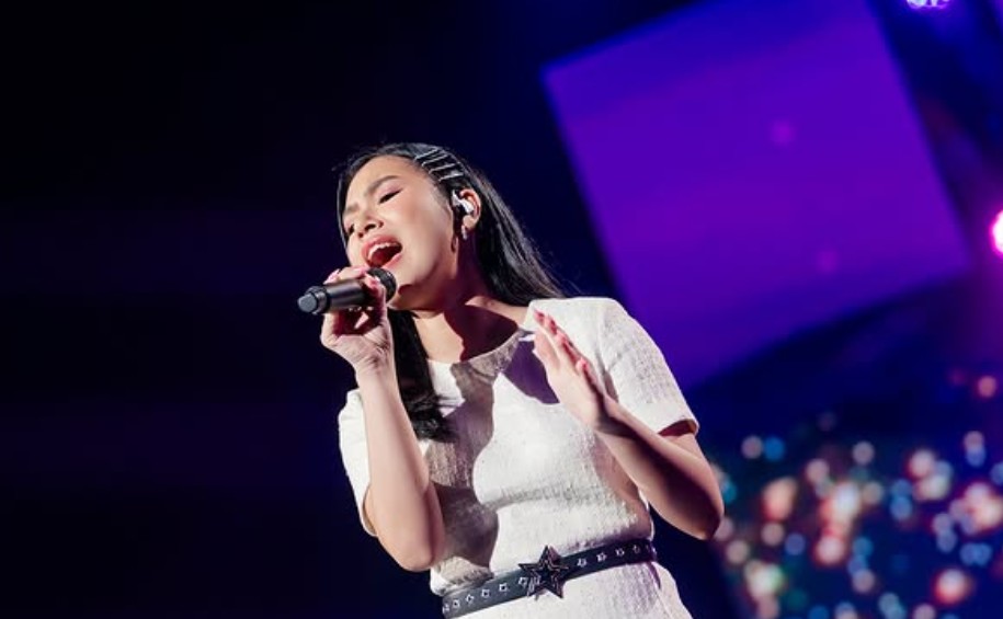 Ilustrasi Penampilan Vanessa Zee di malam Top 5 Indonesian Idol 2025.
