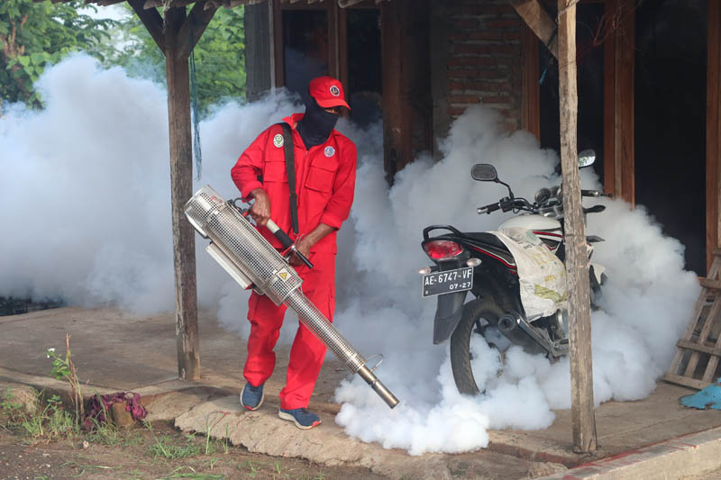 PENGASAPAN: Warga Ponorogo melakukan&nbsp;fogging&nbsp;mandiri di lingkungan yang terdapat kasus DBD.