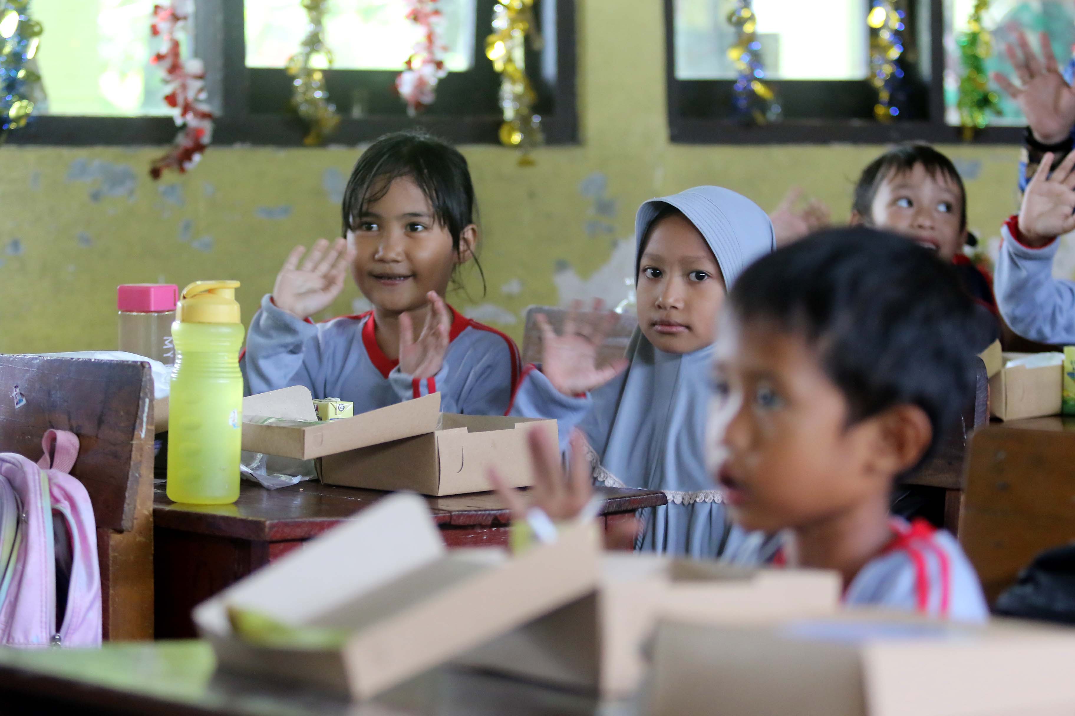 ANTUSIAS: Ratusan siswa-siswi SDN Kaligunting 01 dan 02, Kecamatan Mejayan merasa senang mendapatkan MBG momentual, Jumat 17 Januari 2025.