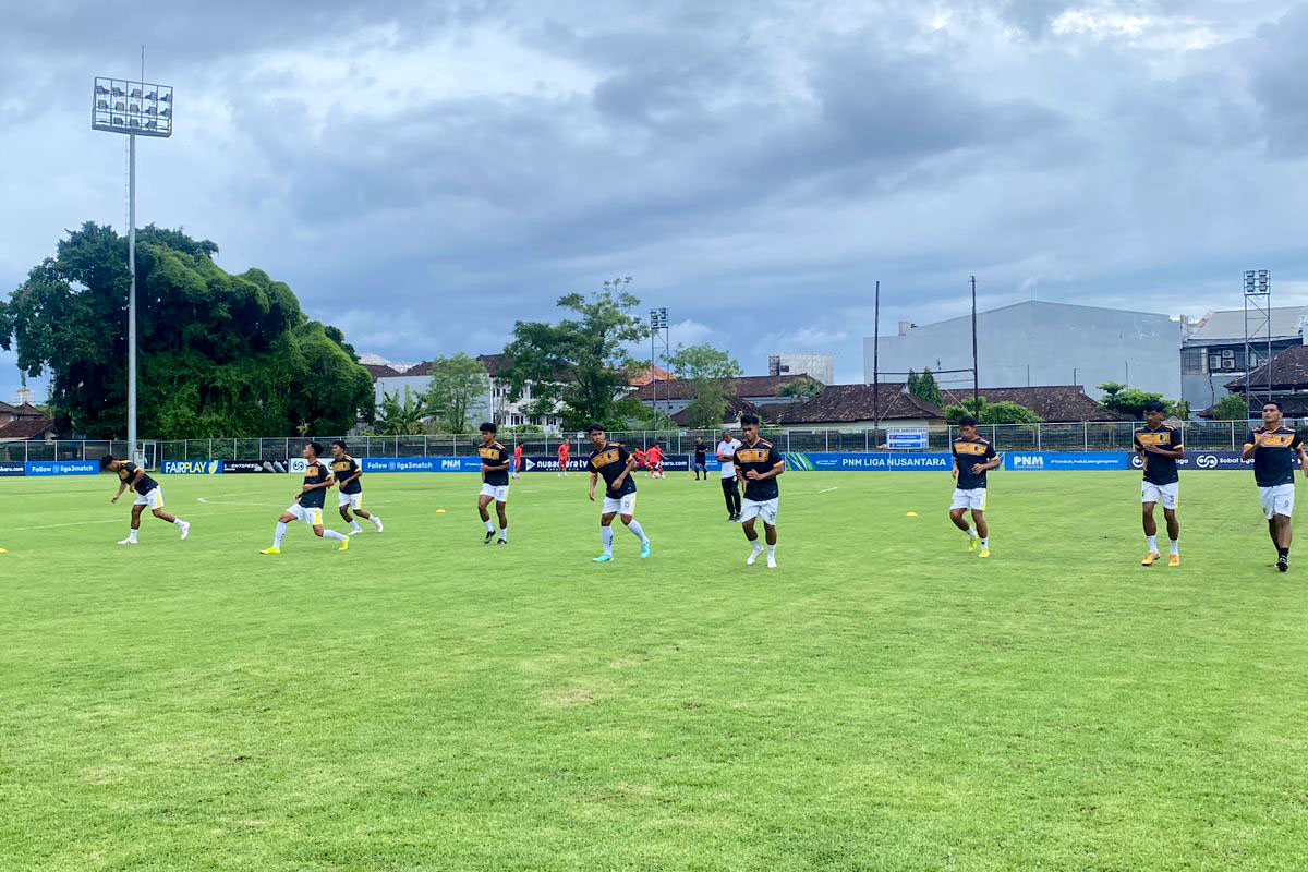BERLATIH: Para penggawa PSM Madiun menjalani sesi latihan kemarin (17/1) menjelang pertandingan melawan NZR Sumbersari hari ini (18/1). (FOTO-FOTO: PSM UNTUK JAWA POS RADAR MADIUN)