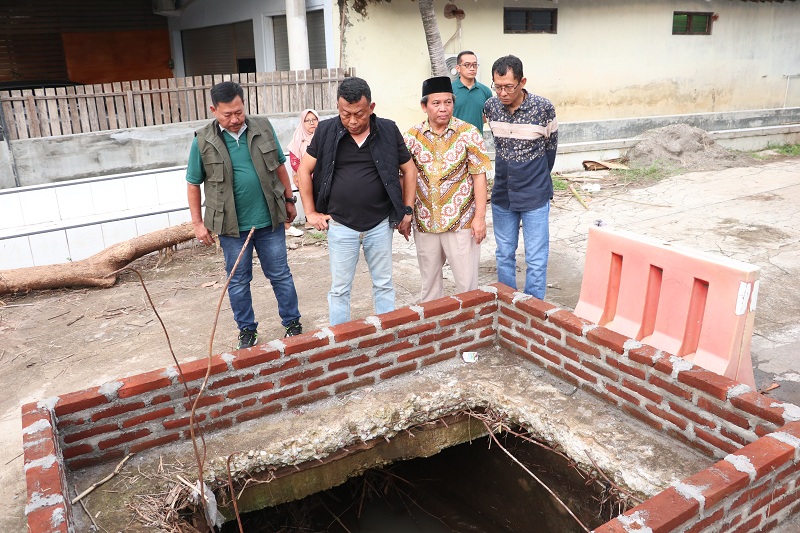 NORMALISASI: Bupati dan Ketua DPRD Ponorogo meninjau sejumlah titik saluran irigasi di sekitaran&nbsp;Jalan Letjen Suprapto.&nbsp;DPUPKP menjadwalkan pembangunan sodetan Sungai Setelik akhir Januari 2025.