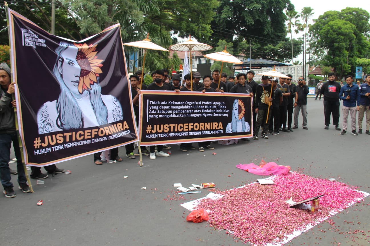 TUNTUT KEADILAN: Ratusan warga menggelar aksi di depan kantor DPRD Ngawi buntut SP3 kasus dugaan malapraktik cabut gigi kemarin (16/1). (ASEP SYAEFUL BACHRI/JAWA POS RADAR NGAWI)