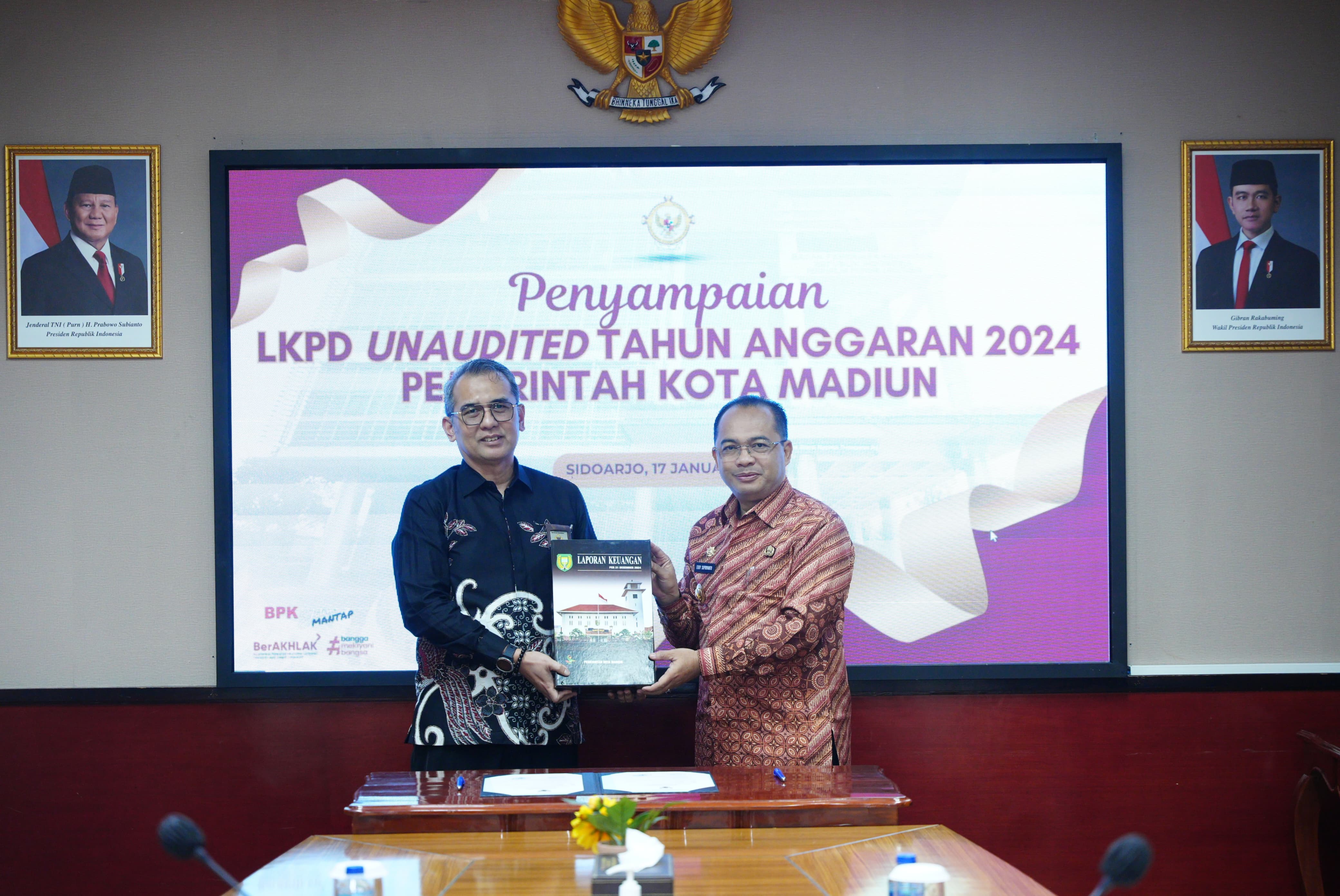 UNAUDITED: Pj Wali Kota Eddy Supriyanto menyerahkan LKPD Kota Madiun tahun 2024 kepada BPK Perwakilan Jatim, Jumat (17/1). (DISKOMINFO UNTUK RADAR MADIUN)