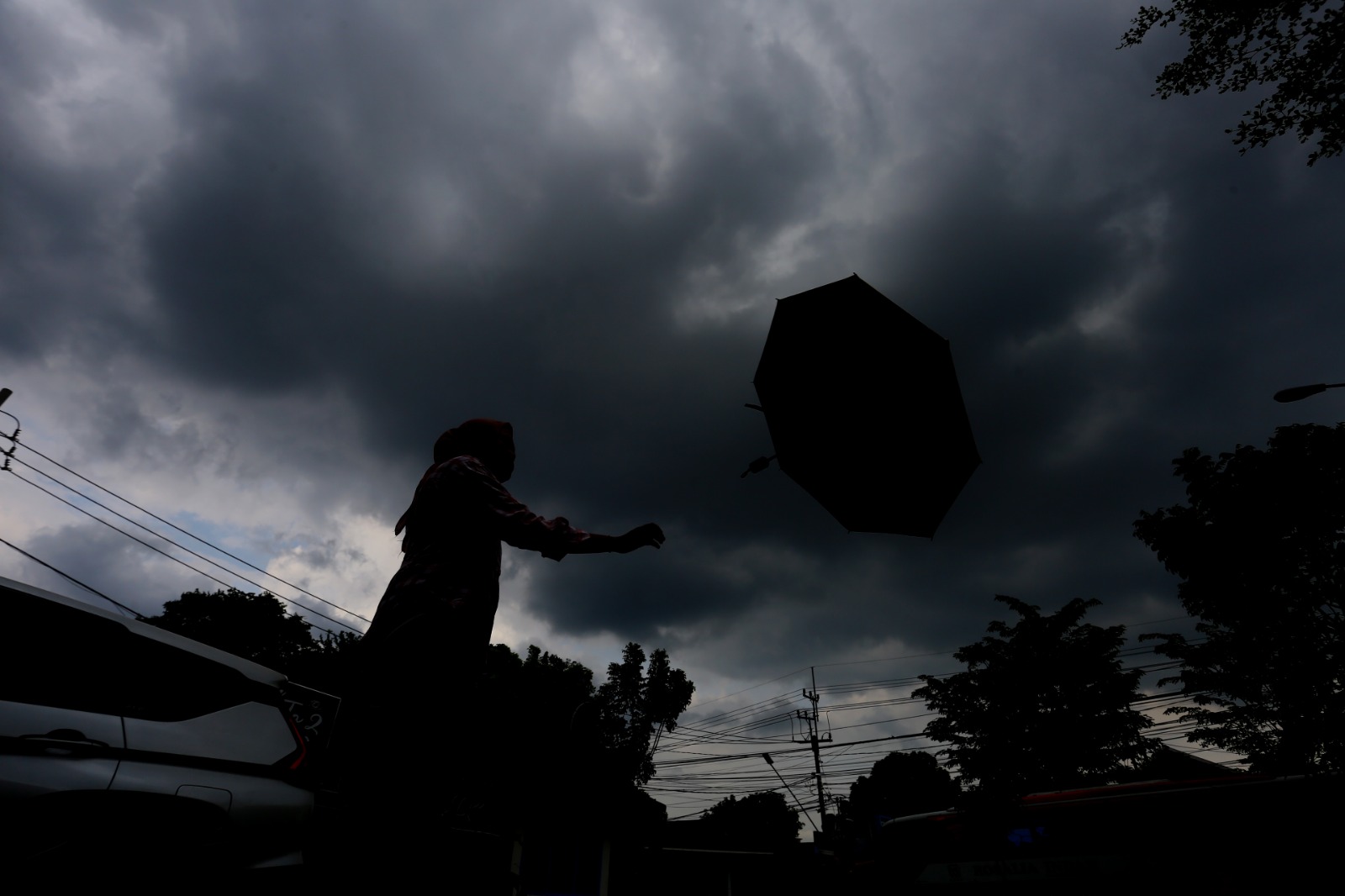 BASAH AWAL TAHUN: Hujan turun dengan intensitas ringan hingga sedang dan tidak merata di beberapa daerah. (BAGAS BIMANTARA/RADAR MADIUN)