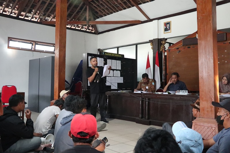 DEMONSTRASI : Warga saat menggelar aksi menuntut mundur Kasun Kroyo, Desa/Kecamatan Badegan, Ponorogo, lantaran diduga melakukan pungli program PTSL beberapa waktu lalu.