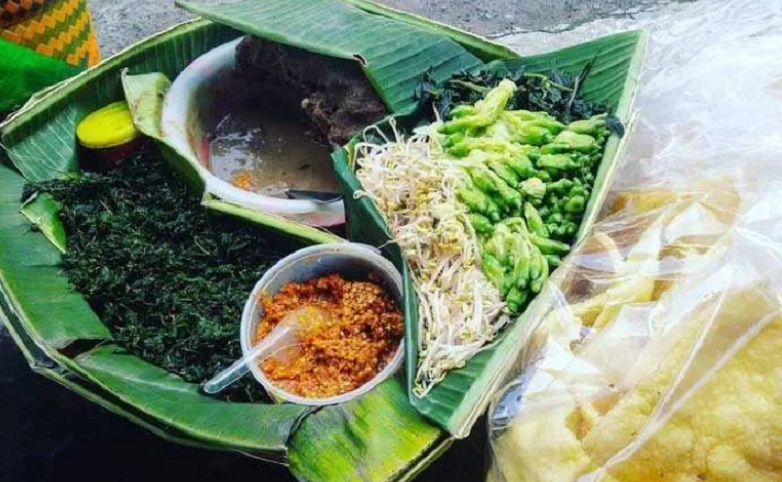 ILUSTRASI: Semanggi dadi kulupan kas pecel ing Kota Surabaya. (RADAR SURABAYA)