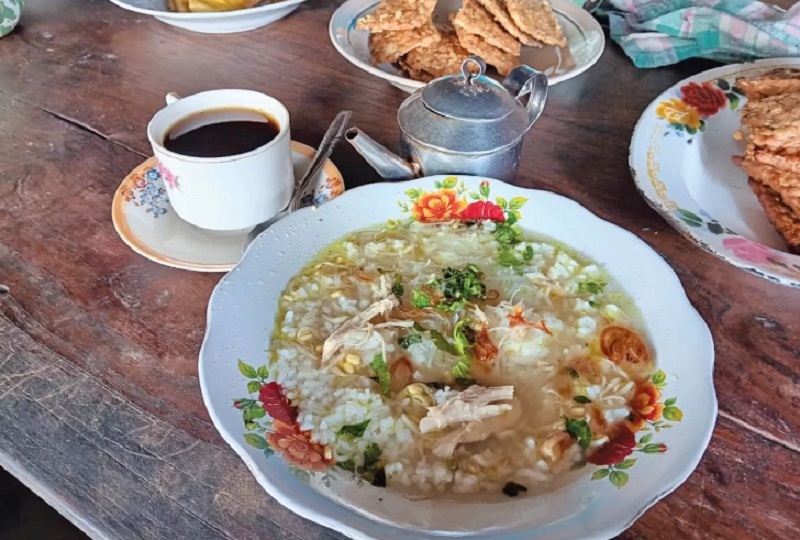 TURUN TUMURUN: Soto Anglo Mbah Atmo, Klaten, sing duwe cita rasa kas. (DOKUMEN/RADAR SOLO)