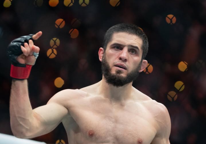 Islam Makachew menang submission.