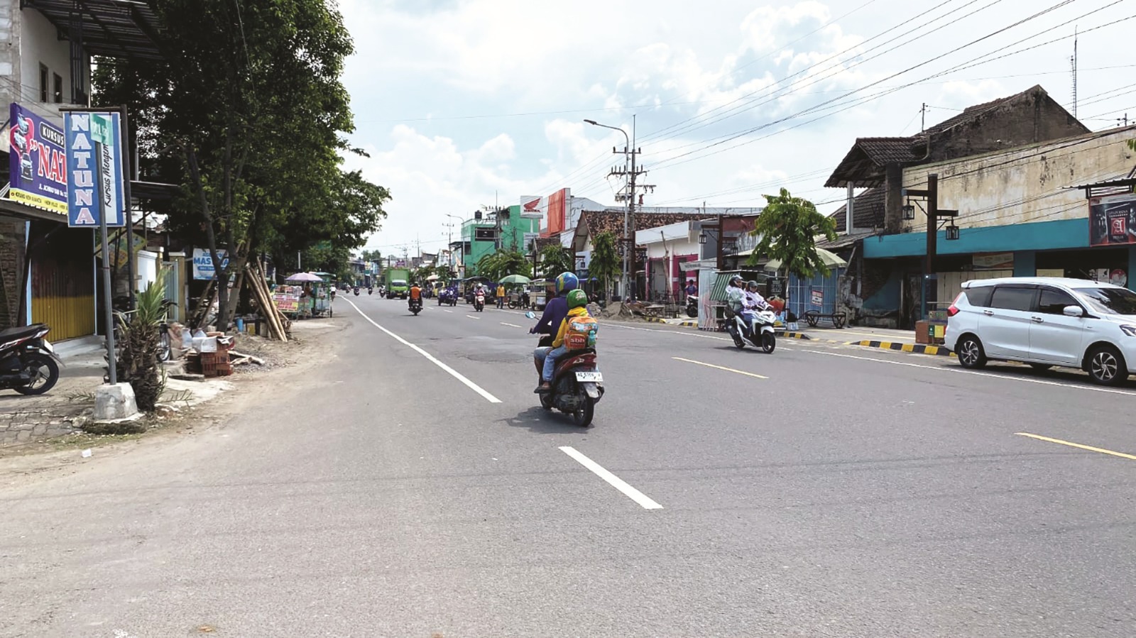 INFRASTRUKTUR: Jalan A. Yani, Kecamatan Mejayan menjadi salah satu lokasi proyek strategis rehabilitasi saluran drainase dan trotoar di 2025. (DIAN RAHAYU/RADAR MADIUN)