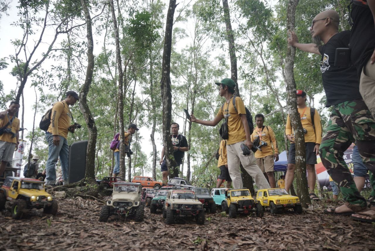 MIRIP ASLINYA: Para pehobi mobil remote control dari berbagai daerah memacu adrenalin mereka untuk menaklukkan tantangan alam dengan miniatur mobil off-road di Desa Sedeng, Pacitan.