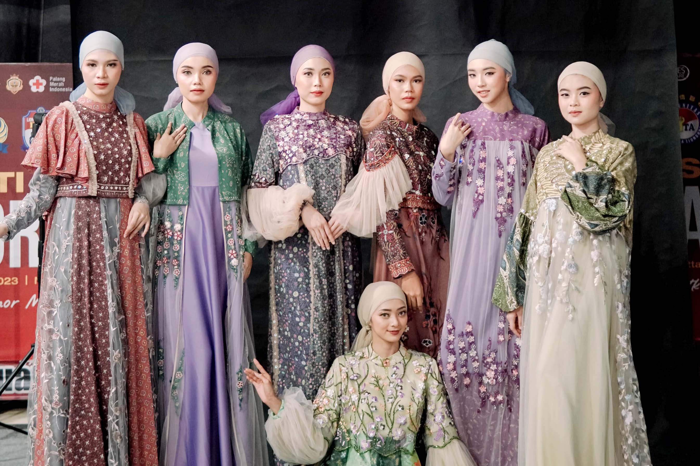 WARNA CERAH: Sejumlah model mengenakan busana muslim karya Ulfa Mumtaza.
