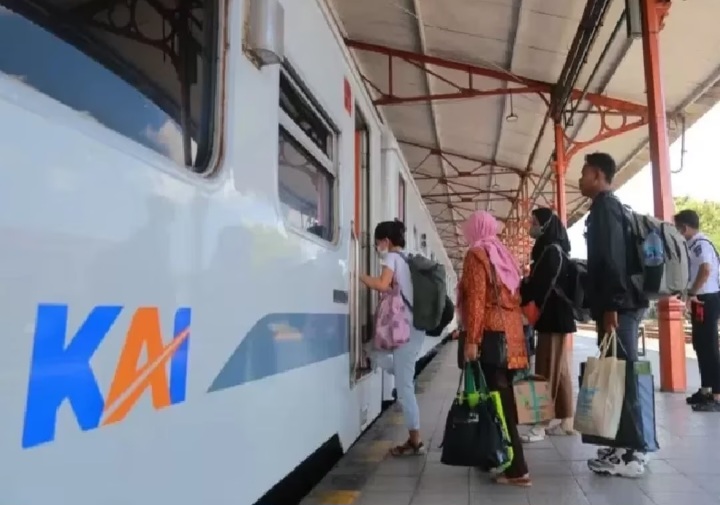 Ilustrasi sejumlah penumpang hendak naik salah satu KA di Stasiun Madiun.