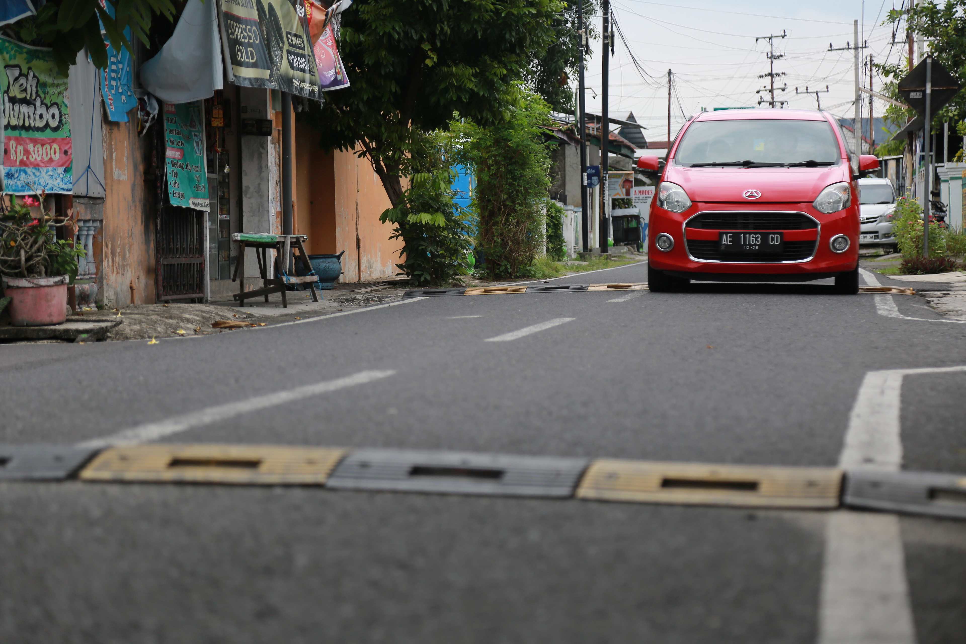 Ilustrasi speedbump di jalan untuk memperlambat kecepatan kendaraan.
