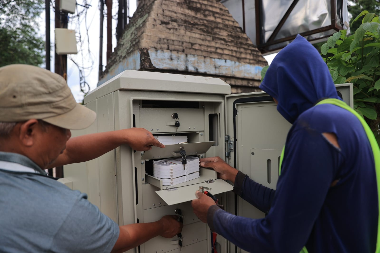 DUCTING: Progres penataan SJUT di Kota Madiun menyentuh pemasangan optical distribution cabinet (ODC).