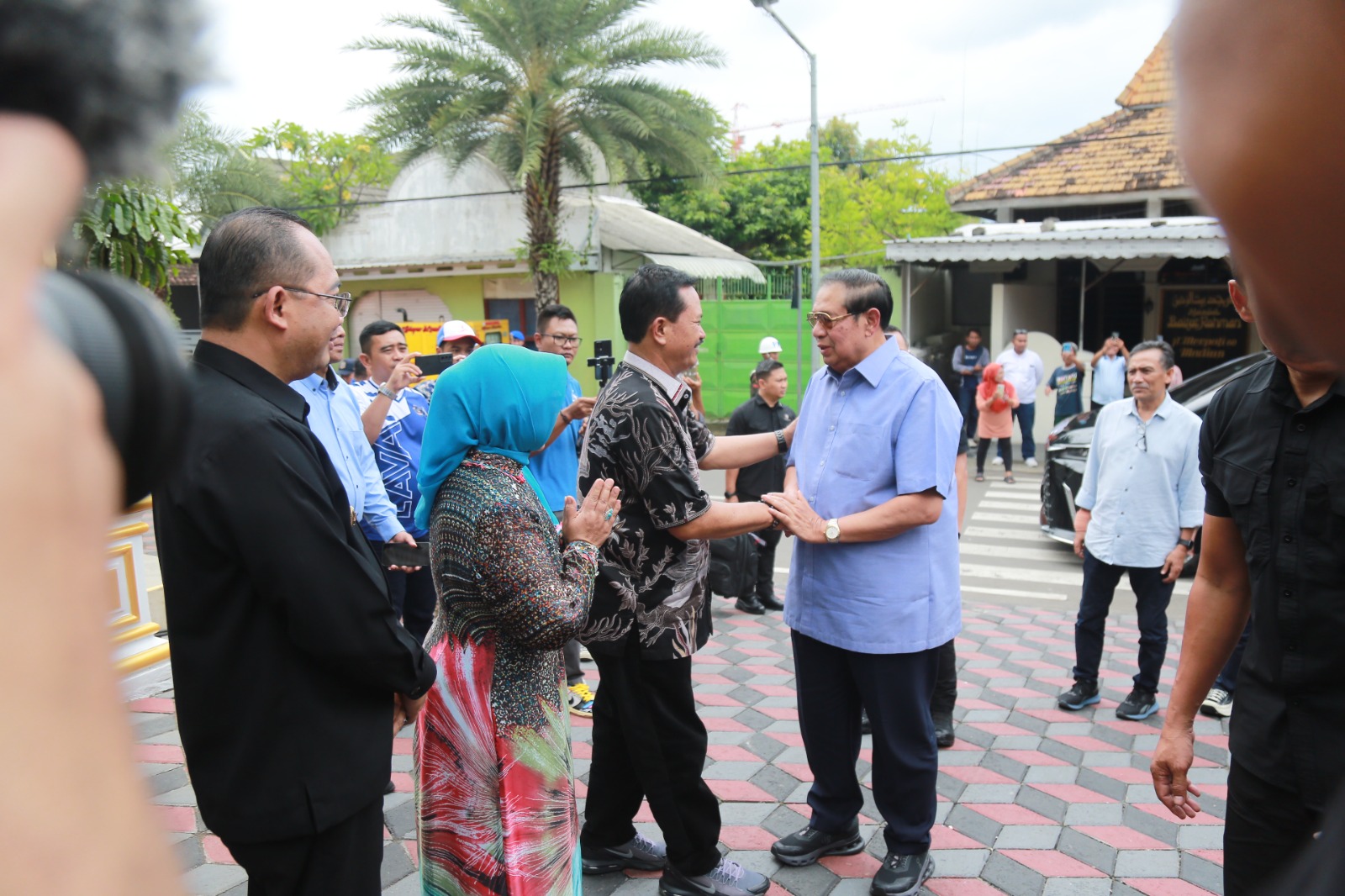 TAMU ISTIMEWA: Presiden RI ke-6 Susilo Bambang Yudhoyono bertandang ke kediaman Wali Kota Madiun Terpilih Maidi di Jalan Merpati,  Senin (20/1). (BAGAS BIMANTARA/JAWA POS RADAR MADIUN)