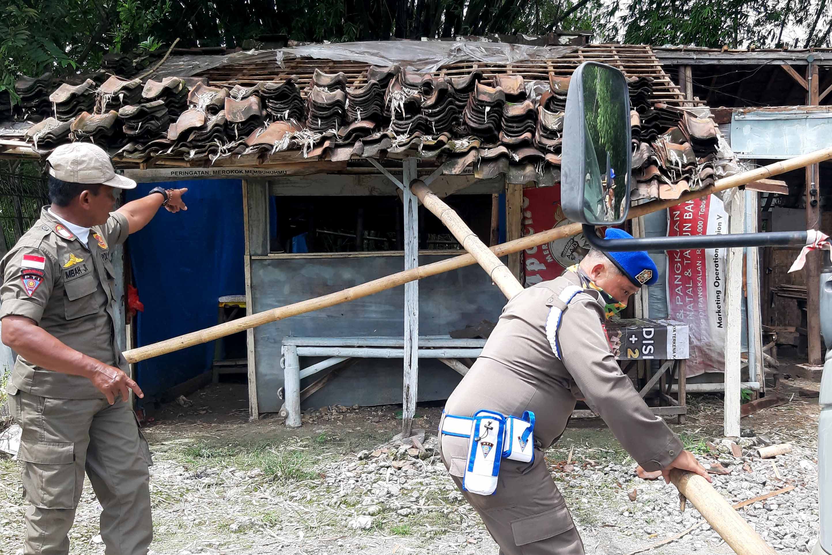 PENERTIBAN: Petugas Satpol PP Ngawi membongkar bangunan liar di Desa/Kecamatan Karangjati yang diduga jadi warung remang-reman, Selasa 21 Januari 2025.