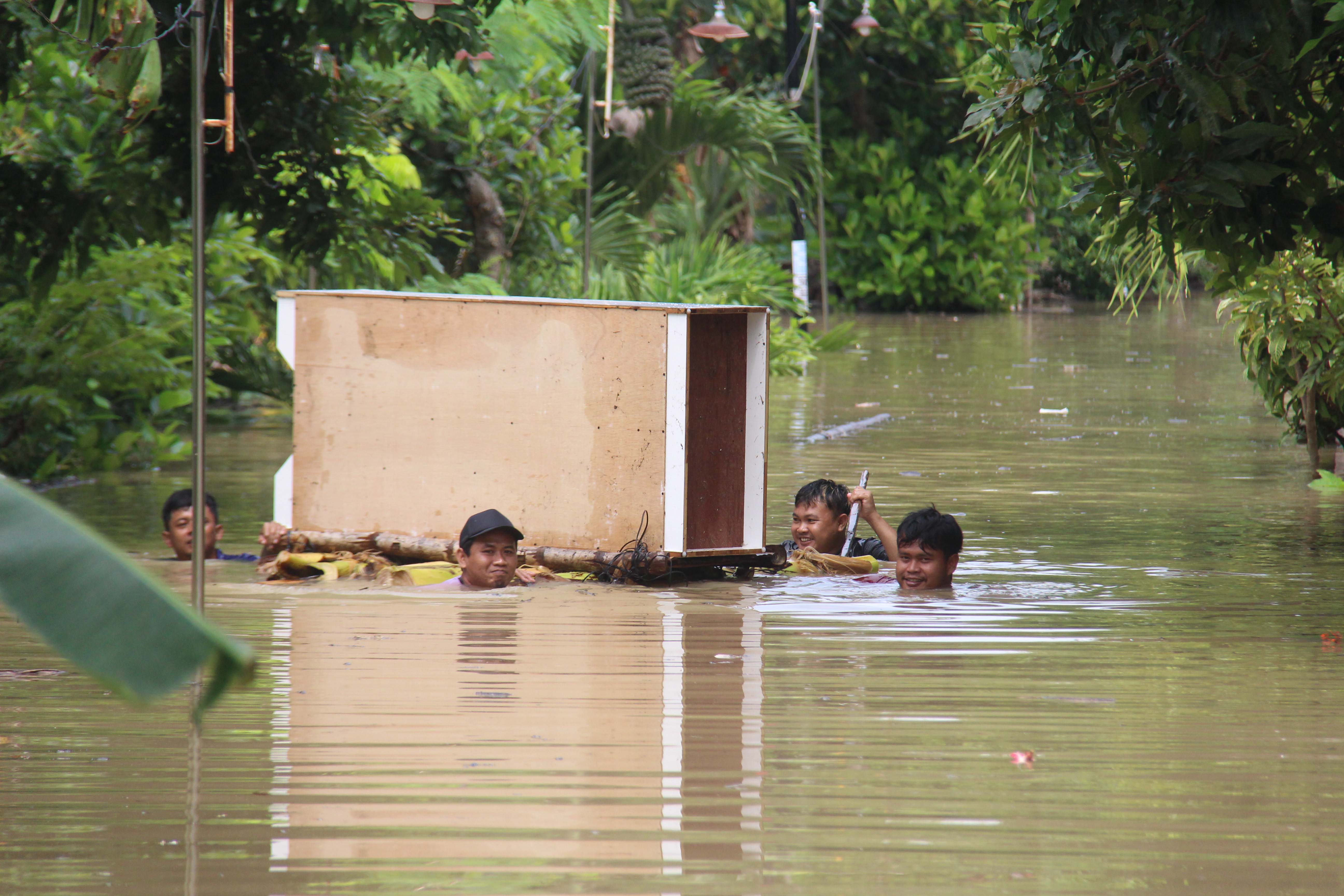 LUAPAN BENGAWAN SOLO: Sejumlah warga Desa Ngale, Paron, Ngawi yang terdampak banjir mengevakuasi barang milik mereka,&nbsp;Selasa 21 Januari 2025.