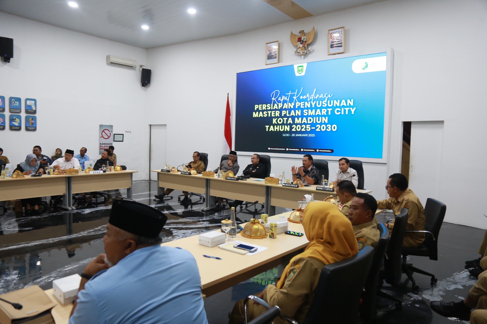 SATUKAN VISI: Suasana rakor persiapan penyusunan master plan smart city untuk Kota Madiun periode 2025&ndash;2030 yang digelar di GCIO, kemarin (20/1). (BAGAS BIMANTARA/JAWA POS RADAR MADIUN)