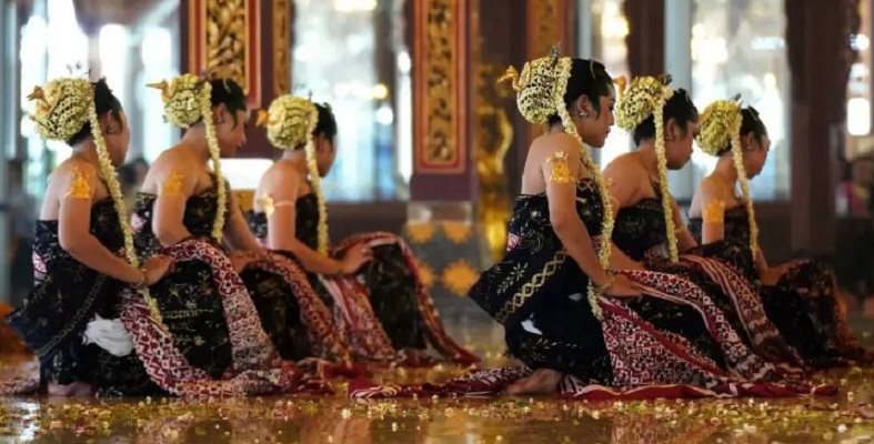 SAKRAL: Para penari Bedhaya Ketawang ing Keraton Solo. (DOKUMEN/RADARSOLO)