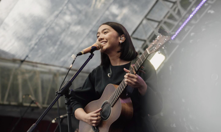 Dere saat tampiil di sebuah konser.