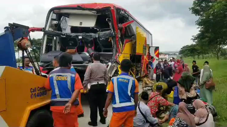 EVAKUASI: Petugas menyelamatkan penumpang bus rombongan peziarah Wali Songo Al Barokah usai mengalami kecelakaan di Ngawi, Selasa 21 Januari 2025.