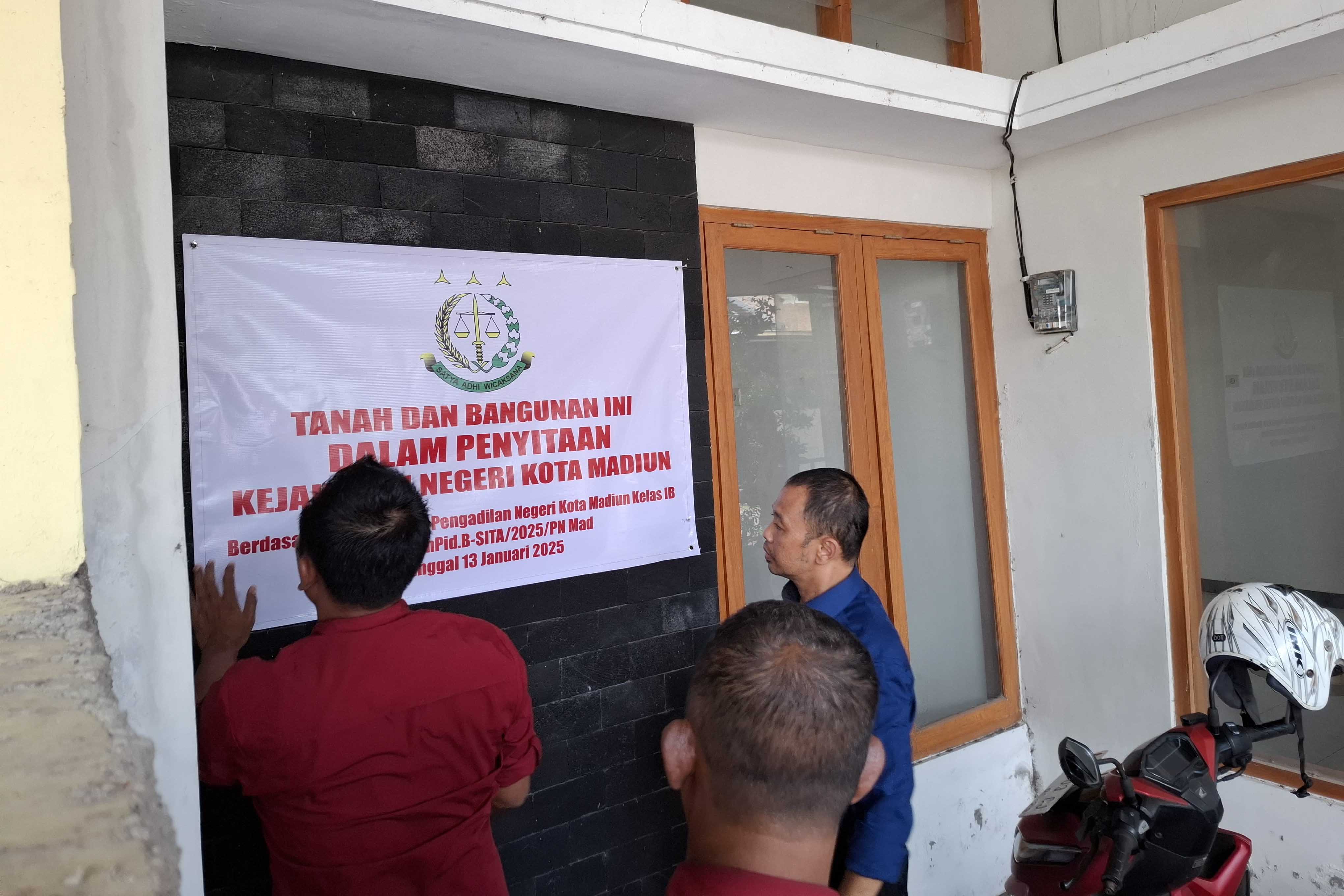 SEGEL: Pihak Kejaksaan Negeri Kota Madiun melakukan penyitaan terhadap objek tiga tanah dan bangunan rumah di Puri Asri Lestari (PAL) di Jalan Pilang AMD, Kanigoro.