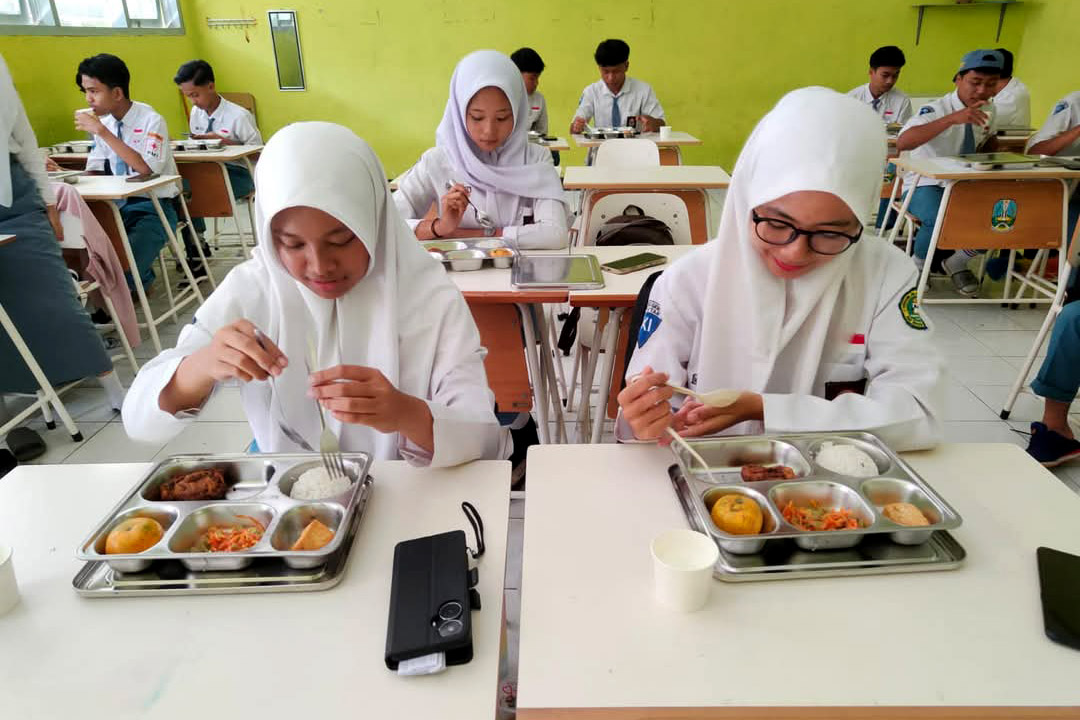 MAKAN BARENG: Siswa sejumlah sekolah di Kecamatan Pacitan Kota telah merasakan program makan berizi gratis alias MBG.